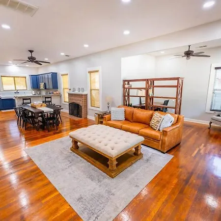 Villa Downtown 3 Bed Newly Renovated With Amenities.